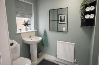 5 BR house in Leeds - sleeps 11 guests 3 bath Parking - Contractors or groups welcome - 6