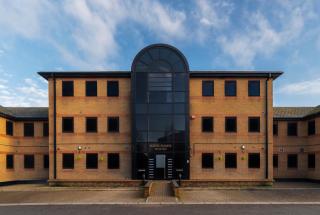 Modern Serviced Studio - Affordable Luxury with Free WIFI Free Parking Flat Screen Smart TV - 9