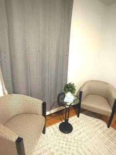 Cozy 2 BR apartment near Legacy Place and Train to Boston - 2