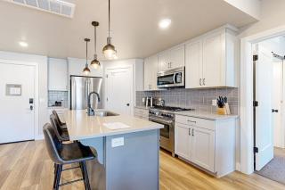 Modern resort condo with pool hot tub rolling foothill views & shuttle - 1