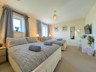 Spacious 4BR Home Near Central Liverpool Parking - 4