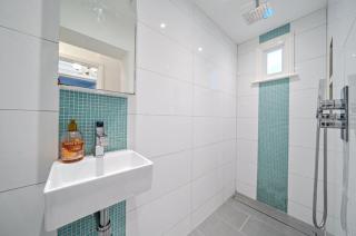 Charming Garden Flat - 2