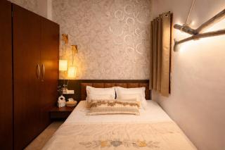 Luxe Earthy Cozy 1BHK, 43 inch SmartTV, Wi-Fi, AC, near Bombay Hospital - 4