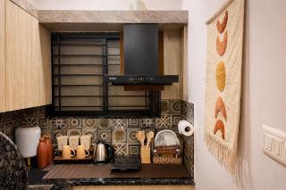 Luxe Earthy Cozy 1BHK, 43 inch SmartTV, Wi-Fi, AC, near Bombay Hospital - 1