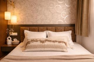 Luxe Earthy Cozy 1BHK, 43 inch SmartTV, Wi-Fi, AC, near Bombay Hospital - 3