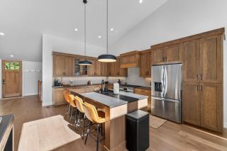 Ridge House- new home, sleeps 16, quiet neighborhood-, hot tub, trailer parking, pet friendly - 6