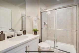 Modern 4BR Retreat Near Downtown Frederick - 3