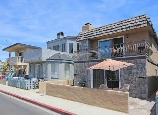 Location! Walk to beach, grocery restaurants- home - 0