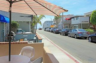 Location! Walk to beach, grocery restaurants- home - 9