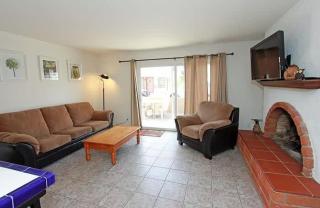 Location! Walk to beach, grocery restaurants- home - 7