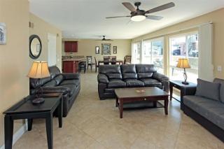 6 BDR Duplex Across From The Beach With Large home - 6