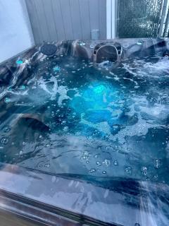 Comfortable Modern Suite, Hot Tub, Sleeps 4 - 1