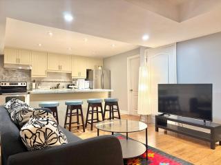 3 Bdrm Basement w kitchen-40 mins to downtown-Sleeps 8 - 0