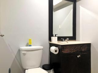 3 Bdrm Basement w kitchen-40 mins to downtown-Sleeps 8 - 4