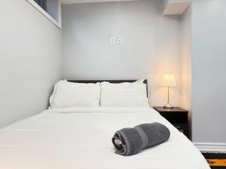 3 Bdrm Basement w kitchen-40 mins to downtown-Sleeps 8 - 1