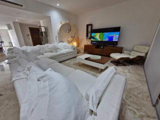 Beautiful PH in front of the Marina - 7