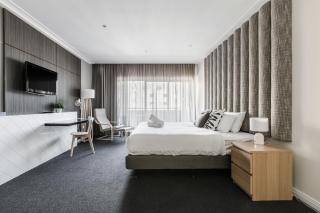 Modern Nomads Bright City Studio Balcony with Pool & Gym - 6