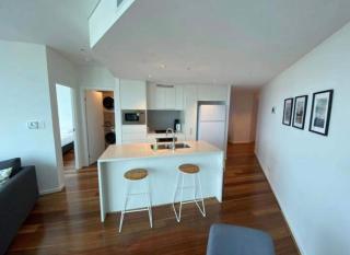 Sky-High Luxury on 50th Floor Breathtaking Views by Stylish Stays - 7