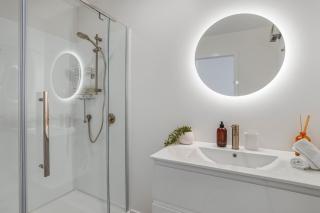 Modern 3-Story Inner-City Sanctuary - 3