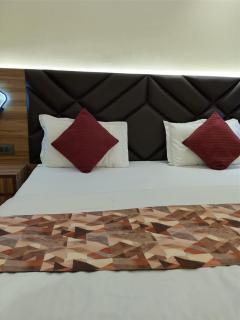 Hotel Le Grand Roof Top Restaurant - Walk-in from RK Ashram Metro Station - 3