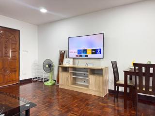 City Center 1BR Sleeps 4 Near BTS & Bars - 6