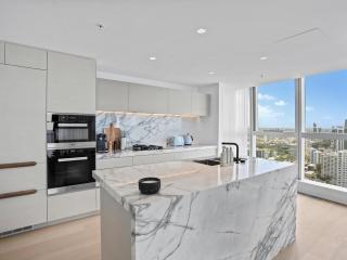 Surfers Paradise Luxury | 2BR Ocean View | Pool - 1