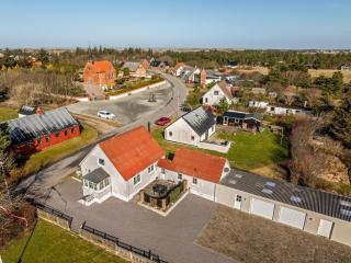 Cozy Holiday Home Near The Water With Space For 5 People - 0
