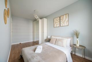 Wola Obozowa Spacious Apartment by BookingHost - 2
