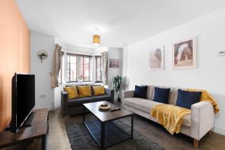 Stylish 3-Bedroom Home with Garden & Parking in Slough - 9