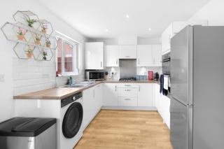 Stylish 3-Bedroom Home with Garden & Parking in Slough - 8