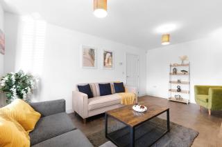 Stylish 3-Bedroom Home with Garden & Parking in Slough - 3