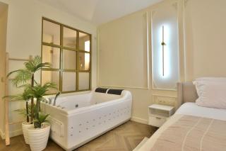 Parisian Chic & Central, Private Jacuzzi Suite - 8