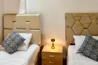 Cosy apartment steps from shore & public transport - 4