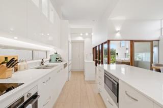 Exclusive Stylish Townhome - New Farm - 9