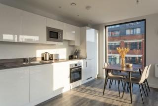 Modern & Spacious Apartment In Central Birmingham - 0