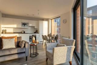Modern & Spacious Apartment In Central Birmingham - 3