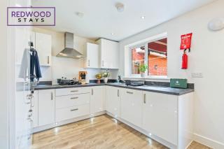 BRAND NEW! Farnborough Air Show Serviced Home X2 FREE Parking By Redwood Stays - 2