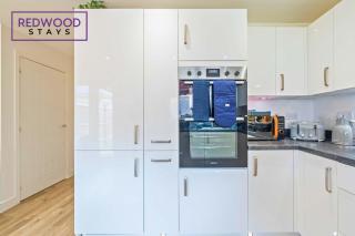 BRAND NEW! Farnborough Air Show Serviced Home X2 FREE Parking By Redwood Stays - 1