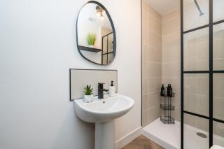 The Peterhead Blue Haven Modern 3BR - 4