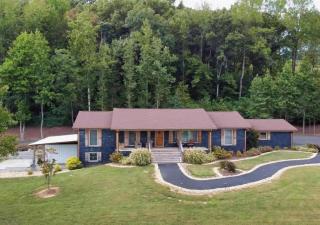 Southern Comfort Retreat with a private hot tub - 1