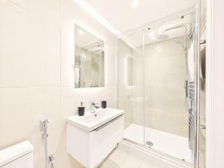 NEW Artisan Flat by Signature Stays - Modern - Spacious - 2