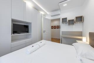 Doria 10 next to train station - 6