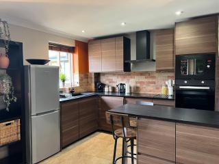 Brixton Apartment with Stylish Touches - 9