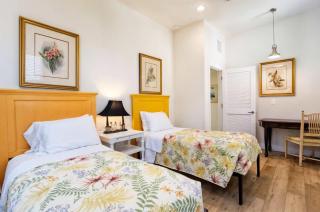 Sorrento Vacation Rental and Cabana - Spacious 6 BR Retreat with Private Pool and Hot Tub! Pet Friendly, steps from Vanderbilt Beach with separate Cabana - Perfect for Large Groups and Families! - 8