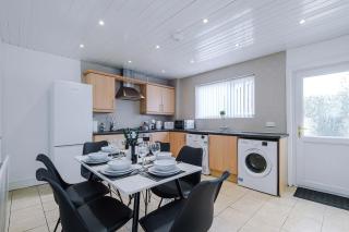 Spacious 2-Bed Home 5mins to Co-op Live & Etihad Campus w Free Parking - 8