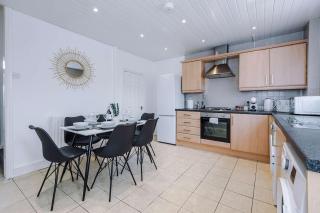 Spacious 2-Bed Home 5mins to Co-op Live & Etihad Campus w Free Parking - 3