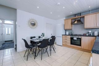 Spacious 2-Bed Home 5mins to Co-op Live & Etihad Campus w Free Parking - 2