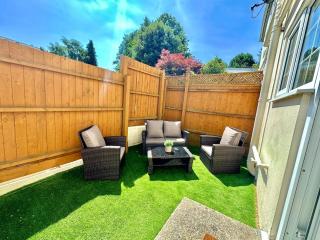 Courtyard Cottage - Two Bedroom Home Close to Bournemouth Town and Beaches - Sleeps 6 - 7