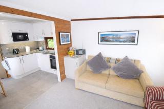 Neaum Crag Lodge ideal for a couple or family with young children in a woodland setting at Skelwith Bridge - 8