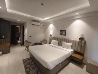 Omaxe hazratganj - 0